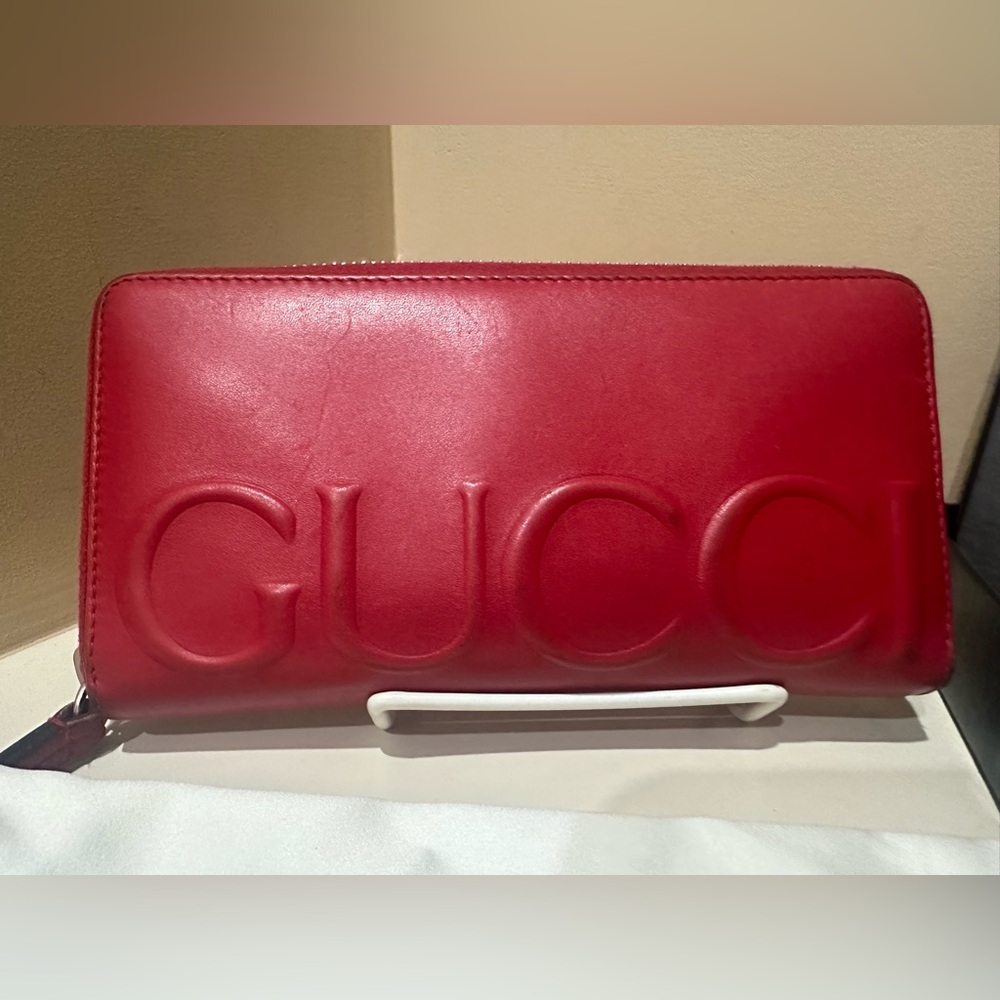 Gucci XL Embossed Logo Red Wallet w/box and dustbag
